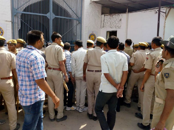 জোধপুর জেলে রাত কাটবে সলমনের, কারা হবে ভাইজানের সঙ্গী জানেন কি জোধপুর জেলে রাত কাটবে সলমনের, কারা হবে ভাইজানের সঙ্গী জানেন কি