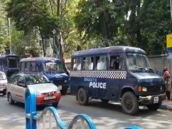 ১৪৪ ধারার মধ্যে বাইক র্যালি! আধিকারিকদের সামনেই দাপাদাপি হেলমেট বিহীন বহিরাগতদের ১৪৪ ধারার মধ্যে বাইক র্যালি! আধিকারিকদের সামনেই দাপাদাপি হেলমেট বিহীন বহিরাগতদের