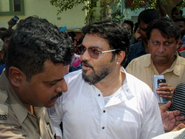 কেন্দ্রীয়মন্ত্রিত্ব থেকে ইস্তফা দিতে চান বাবুল! পরক্ষণেই ভোলবদলে টুইট-বন্যায় সাফাই কেন্দ্রীয়মন্ত্রিত্ব থেকে ইস্তফা দিতে চান বাবুল! পরক্ষণেই ভোলবদলে টুইট-বন্যায় সাফাই