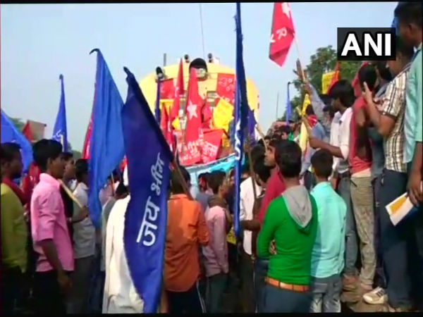 সুপ্রিম কোর্টের আদেশের বিরুদ্ধে ভারত বনধ! বিভিন্ন জায়গায় বন্ধ রেল যোগাযোগ সুপ্রিম কোর্টের আদেশের বিরুদ্ধে ভারত বনধ! বিভিন্ন জায়গায় বন্ধ রেল যোগাযোগ