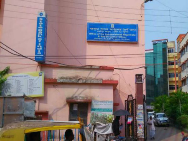 পুলিশের কাজ করছে শাসকদল! বাধা দিতে গিয়ে বারুইপুরে আক্রান্ত পুলিশ পুলিশের কাজ করছে শাসকদল! বাধা দিতে গিয়ে বারুইপুরে আক্রান্ত পুলিশ