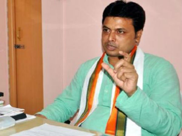 ত্রিপুরার সরকারি স্কুলগুলিতে শীঘ্রই এনসিইআরটির সিলেবাস চালু করা হবে। এমনটাই জানিয়েছেন রাজ্যের মুখ্যমন্ত্রী বিপ্লবকুমার দেব। বিগত বাম সরকার দুদশকের বেশি সময় ধরে সে রাজ্যে মার্কসবাদী প্রচার চালিয়েছে বলে অভিযোগ করেছেন মুখ্যমন্ত্রী। এনসিইআরটির সিলেবাস চালু নিয়ে রাজ্য সরকার কমিটি গঠন করতে চলেছে বলে জানিয়েছেন বিপ্লবকুমার দেব। উত্তর-পূর্বের রাজ্যগুলির জন্য নীতি আয়োগের প্রথম বৈঠকে যোগ দিতে গিয়ে মুখ্যমন্ত্রী বলেছেন, তিনি চান উন্নত শিক্ষা। সংখ্যায় বেশি শিক্ষার পক্ষপাতি তিনি নন। ত্রিপুরায় সাক্ষরতার হার এই মুহূর্তে ৯৫ শতাংশ। যা দেশের মধ্যে সব থেকে বেশি। নর্থ-ইস্ট ফোরামের বৈঠকে তিনি সবার জন্য শিক্ষা এবং সবার জন্য স্বাস্থ্যের ওপর জোর দিয়েছেন। ত্রিপুরার মুখ্যমন্ত্রীর অভিযোগ, পূর্বতন বাম সরকার মাও জে দং-এর শিক্ষা দিতে গিয়ে হিন্দু রাজাদের কথা ভুলে গিয়েছিল। সরকারি স্কুল থেকে মহাত্মা গান্ধীকেও সরিয়ে দেওয়া হয়েছিল বলে অভিযোগ করেছেন তিনি। রাজ্যে এনসিইআরটির সিলেবাস চালুর কথা জানিয়ে, তিনি বলেন, সেই সিলেবাসে ত্রিপুরার ইতিহাসও রয়েছে। ত্রিপুরার মুখ্যমন্ত্রী জানিয়েছেন, রাজ্যে নবম থেকে দ্বাদশ শ্রেণির বই-তে রাশিয়া ও ফরাসি বিপ্লবের কথা রয়েছে। রয়েছে নিজাম, মার্কস আর হিটলারের কথাও। কিন্তু ভারতীয় স্বাধীনতা সংগ্রামীদের কথা নেই। এমন কী রানি লক্ষ্মীবাই আর সুভাষচন্দ্র বসুর কথাও নেই। তিনি ক্ষমতায় বসার আগে ত্রিপুরার মুখ্যমন্ত্রীর টেবিলে ভারতীয় পতাকা ছিল না বলে দাবি করেছেন বিপ্লবকুমার দেব। প্রথমবারের জন্য তিনিই মুখ্যমন্ত্রীর টেবিলে জাতীয় পতাকা রাখার বন্দোবস্ত করেছেন বলে জানিয়েছেন তিনি। ত্রিপুরার সরকারি স্কুলগুলিতে শীঘ্রই এনসিইআরটির সিলেবাস চালু করা হবে। এমনটাই জানিয়েছেন রাজ্যের মুখ্যমন্ত্রী বিপ্লবকুমার দেব। বিগত বাম সরকার দুদশকের বেশি সময় ধরে সে রাজ্যে মার্কসবাদী প্রচার চালিয়েছে বলে অভিযোগ করেছেন মুখ্যমন্ত্রী। এনসিইআরটির সিলেবাস চালু নিয়ে রাজ্য সরকার কমিটি গঠন করতে চলেছে বলে জানিয়েছেন বিপ্লবকুমার দেব। উত্তর-পূর্বের রাজ্যগুলির জন্য নীতি আয়োগের প্রথম বৈঠকে যোগ দিতে গিয়ে মুখ্যমন্ত্রী বলেছেন, তিনি চান উন্নত শিক্ষা। সংখ্যায় বেশি শিক্ষার পক্ষপাতি তিনি নন। ত্রিপুরায় সাক্ষরতার হার এই মুহূর্তে ৯৫ শতাংশ। যা দেশের মধ্যে সব থেকে বেশি। নর্থ-ইস্ট ফোরামের বৈঠকে তিনি সবার জন্য শিক্ষা এবং সবার জন্য স্বাস্থ্যের ওপর জোর দিয়েছেন। ত্রিপুরার মুখ্যমন্ত্রীর অভিযোগ, পূর্বতন বাম সরকার মাও জে দং-এর শিক্ষা দিতে গিয়ে হিন্দু রাজাদের কথা ভুলে গিয়েছিল। সরকারি স্কুল থেকে মহাত্মা গান্ধীকেও সরিয়ে দেওয়া হয়েছিল বলে অভিযোগ করেছেন তিনি। রাজ্যে এনসিইআরটির সিলেবাস চালুর কথা জানিয়ে, তিনি বলেন, সেই সিলেবাসে ত্রিপুরার ইতিহাসও রয়েছে। ত্রিপুরার মুখ্যমন্ত্রী জানিয়েছেন, রাজ্যে নবম থেকে দ্বাদশ শ্রেণির বই-তে রাশিয়া ও ফরাসি বিপ্লবের কথা রয়েছে। রয়েছে নিজাম, মার্কস আর হিটলারের কথাও। কিন্তু ভারতীয় স্বাধীনতা সংগ্রামীদের কথা নেই। এমন কী রানি লক্ষ্মীবাই আর সুভাষচন্দ্র বসুর কথাও নেই। তিনি ক্ষমতায় বসার আগে ত্রিপুরার মুখ্যমন্ত্রীর টেবিলে ভারতীয় পতাকা ছিল না বলে দাবি করেছেন বিপ্লবকুমার দেব। প্রথমবারের জন্য তিনিই মুখ্যমন্ত্রীর টেবিলে জাতীয় পতাকা রাখার বন্দোবস্ত করেছেন বলে জানিয়েছেন তিনি।