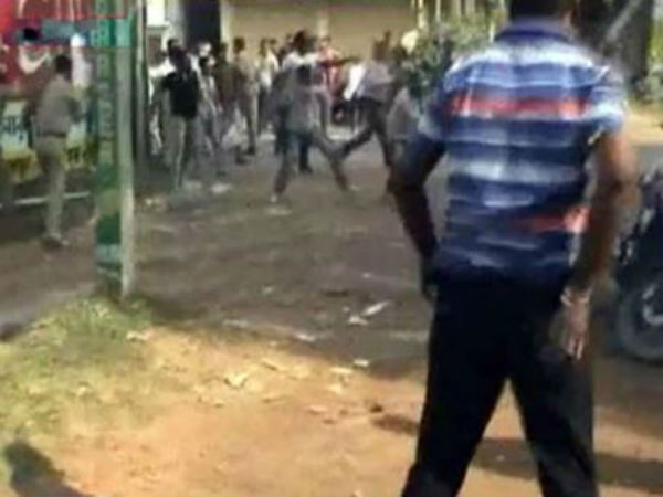 জেলায় হামলা জারি! প্রার্থীর বাড়িতে ঢুকে হামলার অভিযোগ শাসকদলের বিরুদ্ধে জেলায় হামলা জারি! প্রার্থীর বাড়িতে ঢুকে হামলার অভিযোগ শাসকদলের বিরুদ্ধে