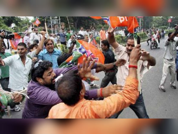 পঞ্চায়েতের মনোনয়ন পেশ নিয়ে ধুন্ধুমার কাটোয়ায়, তৃণমূল-বিজেরি সংঘর্ষ ঘিরে রণক্ষেত্র পঞ্চায়েতের মনোনয়ন পেশ নিয়ে ধুন্ধুমার কাটোয়ায়, তৃণমূল-বিজেরি সংঘর্ষ ঘিরে রণক্ষেত্র