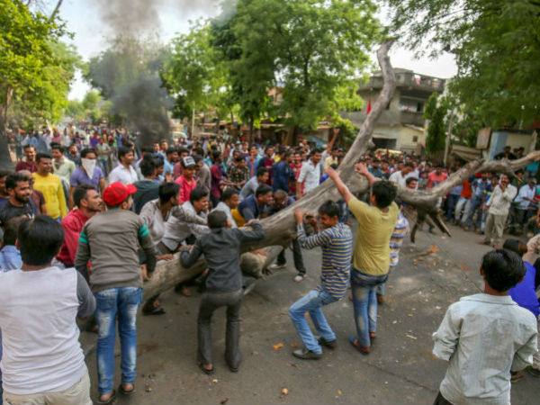 বিধায়কের বাড়িতে আগুন, দলিত ইস্যুতে বিজেপি শাসিত রাজ্যে চরমে উত্তেজনা বিধায়কের বাড়িতে আগুন, দলিত ইস্যুতে বিজেপি শাসিত রাজ্যে চরমে উত্তেজনা