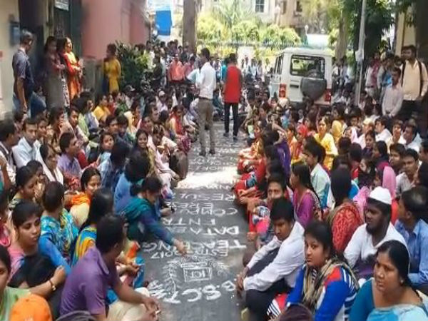 পঞ্চায়েতের মুখে কর্মচ্যুত প্রায় সাড়ে ছয় হাজার! পার্থ চট্টোপাধ্যায়ের বাড়ির কাছে বিক্ষোভ পঞ্চায়েতের মুখে কর্মচ্যুত প্রায় সাড়ে ছয় হাজার! পার্থ চট্টোপাধ্যায়ের বাড়ির কাছে বিক্ষোভ