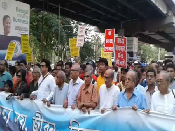 হিংসার বিরুদ্ধে সম্প্রীতির মিছিল! কলকাতার রাস্তায় বিদ্বজ্জনেরা হিংসার বিরুদ্ধে সম্প্রীতির মিছিল! কলকাতার রাস্তায় বিদ্বজ্জনেরা