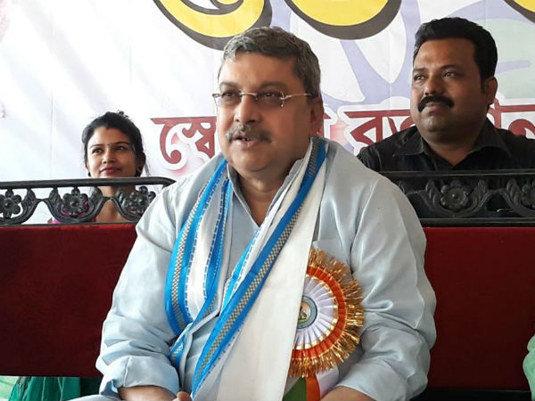 তৃণমূল সাংসদের এক মেলেই‘ভুল’শুধরালেন নির্বাচন কমিশনার! যত কাণ্ড পঞ্চায়েতে তৃণমূল সাংসদের এক মেলেই‘ভুল’শুধরালেন নির্বাচন কমিশনার! যত কাণ্ড পঞ্চায়েতে