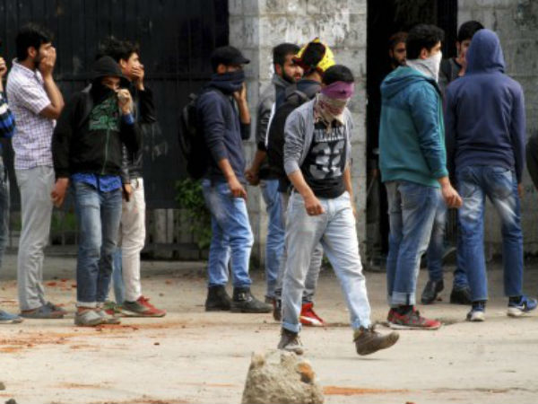 অশান্ত কাশ্মীর উপত্যকা,নিরাপত্তা বাহিনীর সঙ্গে ছাত্রদের সংঘর্ষ অশান্ত কাশ্মীর উপত্যকা,নিরাপত্তা বাহিনীর সঙ্গে ছাত্রদের সংঘর্ষ