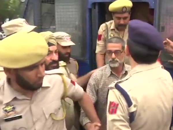 সোশ্যাল মিডিয়ায় প্রচার! কাঠুয়া কাণ্ড নিয়ে এই দাবি ওড়াল জম্মু ও কাশ্মীর পুলিশ সোশ্যাল মিডিয়ায় প্রচার! কাঠুয়া কাণ্ড নিয়ে এই দাবি ওড়াল জম্মু ও কাশ্মীর পুলিশ