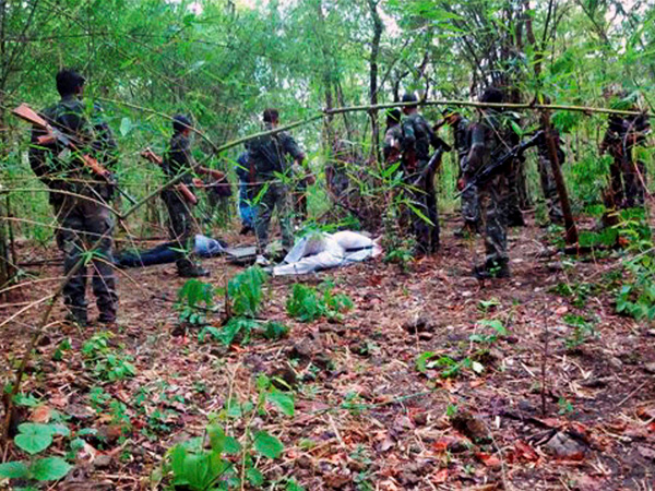 ঝাড়খণ্ডে সিআরপিএফের হাতে খতম ৫ মাওবাদী, চলছে এনকাউন্টার ঝাড়খণ্ডে সিআরপিএফের হাতে খতম ৫ মাওবাদী, চলছে এনকাউন্টার
