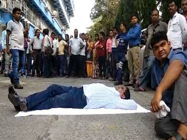 নিরঙ্কুশ গরিষ্ঠতা! যা করলেন মমতার দলের এই মেয়র পারিষদ, তাতে লজ্জা পাবেন নিরঙ্কুশ গরিষ্ঠতা! যা করলেন মমতার দলের এই মেয়র পারিষদ, তাতে লজ্জা পাবেন