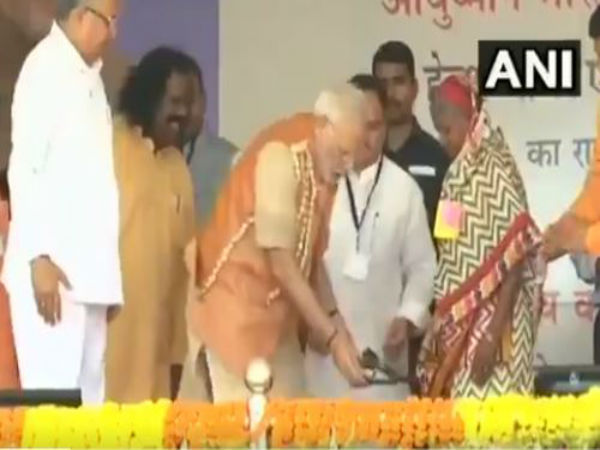 ভোট বড় বালাই! জুতো পরালেন মোদী, দেখুন ভিডিও ভোট বড় বালাই! জুতো পরালেন মোদী, দেখুন ভিডিও