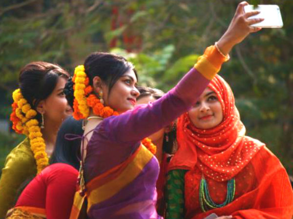 নব আনন্দে জাগো , নতুনত্বের ভাবনা নিয়ে ঐতিহ্য মেনে বর্ষবরণে মাতোয়ারা বাঙালি নব আনন্দে জাগো , নতুনত্বের ভাবনা নিয়ে ঐতিহ্য মেনে বর্ষবরণে মাতোয়ারা বাঙালি