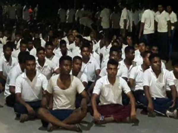 রুটি বেলতে না পারার অভিযোগ পুলিশকর্মীদের বিরুদ্ধে! তারপর যা হল শিলিগুড়িতে রুটি বেলতে না পারার অভিযোগ পুলিশকর্মীদের বিরুদ্ধে! তারপর যা হল শিলিগুড়িতে