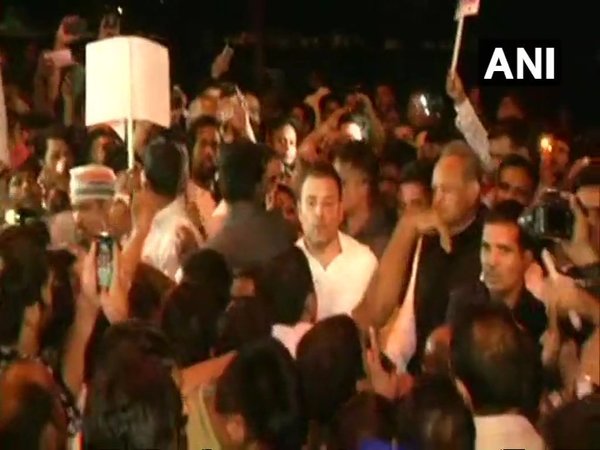 ধর্ষণের প্রতিবাদে মাধ্যরাতে রাজধানীর রাস্তায় রাহুল-প্রিয়াঙ্কার, জমায়েত কংগ্রেসের ধর্ষণের প্রতিবাদে মাধ্যরাতে রাজধানীর রাস্তায় রাহুল-প্রিয়াঙ্কার, জমায়েত কংগ্রেসের