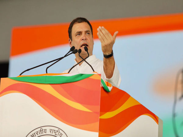 প্রধানমন্ত্রী নরেন্দ্র মোদীকে কড়া ভাষায় আক্রমণ করলেন কংগ্রেস সভাপতি রাহুল গান্ধী। সামনের বিধানসভাগুলির নির্বাচন ছাড়াও পরবর্তী সাধারণ নির্বাচনেও দল জয়লাভ করবে বলে দাবি করেছেন রাহুল। সভাপতি হওয়ার পর দিল্লিতে এটিই ছিল রাহুলের প্রথম সমাবেশ। এদিন তিনি রামলীলা ময়দানে জন আক্রোশ র্যালির সূচনা করেন। ভাষণে রাহুল বলেন, দেশে জন বিরোধী সরকারের শাসন চলেছে। আরএসএস আর বিজেপি হাত মিলিয়ে দেশের গণতান্ত্রিক সংগঠনগুলিকে ধ্বংস করছে বলেও অভিযোগ করেছেন তিনি। এক্ষেত্রে নরেন্দ্র মোদী নীরব দর্শকের ভূমিকা পালন করছেন বলেও অভিযোগ করেছেন রাহুল। মোদী যখন জনগণের উদ্দেশে কিছু বলেন, তখন তার মধ্যে থেকে সত্যিটা বের করা কঠিন হয়ে যায় বলে মন্তব্য করেছেন রাহুল। প্রধানমন্ত্রী নরেন্দ্র মোদী বক্তব্য প্রসঙ্গে রাহুল বলেন, মোদী বলেন, ৭০ বছরে কংগ্রেস কিছু করেনি। তবে গত ৬০ মাসে তিনি কী করেছেন। সেই প্রশ্ন তোলেন রাহুল। এই সময়ে দেশে যেমন বেকারি বেড়েছে, তেমনটাই বেড়েছে নারী নির্যাতনের সংখ্যা। রাহুলের অভিযোগ একদিকে যখন কৃষকের আত্মহত্মার ঘটনা ঘটছে, ঠিক তখন দেশে শিল্পপতিদের ঋণ মকুবের ঘটনা ঘটছে। জন আক্রোশ র্যালির মঞ্চ থেকে রাহুলের দাবি, দেশবাসী মুক্তির পথ খুঁজছে। ২০১৯-এর সাধারণ নির্বানে কংগ্রেসই জয়ী হবে বলে মত প্রকাশ করেছেন কংগ্রেস সভাপতি রাহুল গান্ধী। হাজারো মানুষের সমাগম হয়েছিল দিল্লির রামলীলা ময়দানে। সংখ্যার নিরিখে যা প্রায় দুলক্ষের মতো বলে জানা গিয়েছে। রাহুল গান্ধী ছাড়াও সমাবেশে ভাষণ দেন প্রাক্তন কংগ্রেস সভানেত্রী সনিয়া গান্ধী। তিনি বলেন, নারী নির্যাতনে অভিযুক্তরা ছাড় পাচ্ছে। দেশের মহিলারা সুরক্ষিত নয় বলেও মন্তব্য করেছন সনিয়া। মোদীর আমলে দেশের আর্থিক ব্যবস্থা পুরোপুরি ভেঙে পড়েছে বলে অভিযোগ করেছেন সনিয়া গান্দী। জ্বালানি তেলের দাম অস্বাভাবিক ভাবে বেড়ের যাওয়ার অভিযোগও করেছেন সনিয়া গান্ধী। জন আক্রোশ র্যালিতে ছিলেন প্রাক্তন প্রধানমন্ত্রী মনমোহন সিং, ক্যাপ্টেন অমরিন্দর সিং, শীলা দীক্ষিত, হরিশ রাওয়াতের মতো নেতারাও। প্রধানমন্ত্রী নরেন্দ্র মোদীকে কড়া ভাষায় আক্রমণ করলেন কংগ্রেস সভাপতি রাহুল গান্ধী। সামনের বিধানসভাগুলির নির্বাচন ছাড়াও পরবর্তী সাধারণ নির্বাচনেও দল জয়লাভ করবে বলে দাবি করেছেন রাহুল। সভাপতি হওয়ার পর দিল্লিতে এটিই ছিল রাহুলের প্রথম সমাবেশ। এদিন তিনি রামলীলা ময়দানে জন আক্রোশ র্যালির সূচনা করেন। ভাষণে রাহুল বলেন, দেশে জন বিরোধী সরকারের শাসন চলেছে। আরএসএস আর বিজেপি হাত মিলিয়ে দেশের গণতান্ত্রিক সংগঠনগুলিকে ধ্বংস করছে বলেও অভিযোগ করেছেন তিনি। এক্ষেত্রে নরেন্দ্র মোদী নীরব দর্শকের ভূমিকা পালন করছেন বলেও অভিযোগ করেছেন রাহুল। মোদী যখন জনগণের উদ্দেশে কিছু বলেন, তখন তার মধ্যে থেকে সত্যিটা বের করা কঠিন হয়ে যায় বলে মন্তব্য করেছেন রাহুল। প্রধানমন্ত্রী নরেন্দ্র মোদী বক্তব্য প্রসঙ্গে রাহুল বলেন, মোদী বলেন, ৭০ বছরে কংগ্রেস কিছু করেনি। তবে গত ৬০ মাসে তিনি কী করেছেন। সেই প্রশ্ন তোলেন রাহুল। এই সময়ে দেশে যেমন বেকারি বেড়েছে, তেমনটাই বেড়েছে নারী নির্যাতনের সংখ্যা। রাহুলের অভিযোগ একদিকে যখন কৃষকের আত্মহত্মার ঘটনা ঘটছে, ঠিক তখন দেশে শিল্পপতিদের ঋণ মকুবের ঘটনা ঘটছে। জন আক্রোশ র্যালির মঞ্চ থেকে রাহুলের দাবি, দেশবাসী মুক্তির পথ খুঁজছে। ২০১৯-এর সাধারণ নির্বানে কংগ্রেসই জয়ী হবে বলে মত প্রকাশ করেছেন কংগ্রেস সভাপতি রাহুল গান্ধী। হাজারো মানুষের সমাগম হয়েছিল দিল্লির রামলীলা ময়দানে। সংখ্যার নিরিখে যা প্রায় দুলক্ষের মতো বলে জানা গিয়েছে। রাহুল গান্ধী ছাড়াও সমাবেশে ভাষণ দেন প্রাক্তন কংগ্রেস সভানেত্রী সনিয়া গান্ধী। তিনি বলেন, নারী নির্যাতনে অভিযুক্তরা ছাড় পাচ্ছে। দেশের মহিলারা সুরক্ষিত নয় বলেও মন্তব্য করেছন সনিয়া। মোদীর আমলে দেশের আর্থিক ব্যবস্থা পুরোপুরি ভেঙে পড়েছে বলে অভিযোগ করেছেন সনিয়া গান্দী। জ্বালানি তেলের দাম অস্বাভাবিক ভাবে বেড়ের যাওয়ার অভিযোগও করেছেন সনিয়া গান্ধী। জন আক্রোশ র্যালিতে ছিলেন প্রাক্তন প্রধানমন্ত্রী মনমোহন সিং, ক্যাপ্টেন অমরিন্দর সিং, শীলা দীক্ষিত, হরিশ রাওয়াতের মতো নেতারাও।