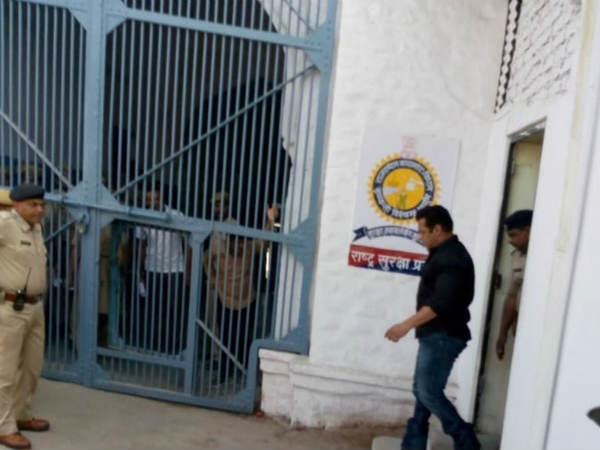 কৃষ্ণসার হরিণ হত্যা মামলায় ৫ বছরের কারাদণ্ড সলমন খানের, জোধপুর জেল পৌঁছলেন সুলতান কৃষ্ণসার হরিণ হত্যা মামলায় ৫ বছরের কারাদণ্ড সলমন খানের, জোধপুর জেল পৌঁছলেন সুলতান