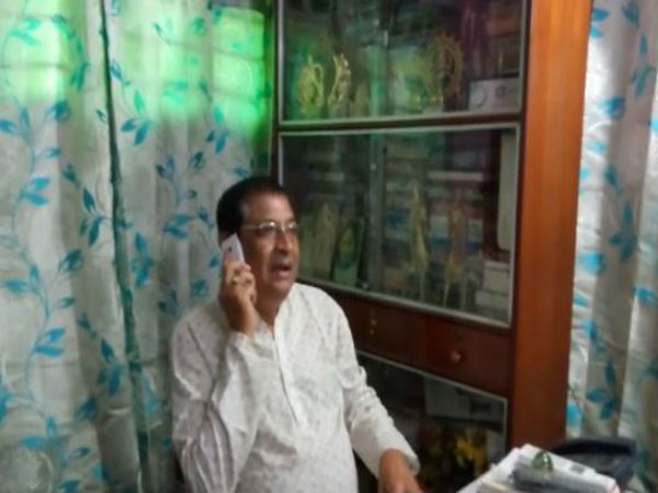 বাড়ির পাশে রহস্য আগুন! আতঙ্কিত রাজ্যের মন্ত্রীর ফোন দমকলে বাড়ির পাশে রহস্য আগুন! আতঙ্কিত রাজ্যের মন্ত্রীর ফোন দমকলে