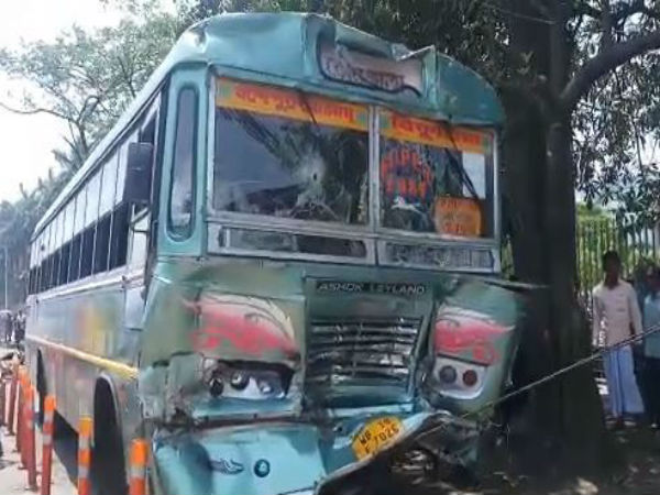 তারাতলায় বাসের ধাক্কা গাছ-লাইটপোস্টে, মৃত ১ মাঝবয়সী তারাতলায় বাসের ধাক্কা গাছ-লাইটপোস্টে, মৃত ১ মাঝবয়সী