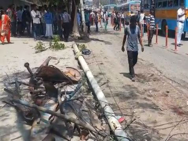 তারাতলায় বাসের ধাক্কা গাছ-লাইটপোস্টে, মৃত ১ মাঝবয়সী তারাতলায় বাসের ধাক্কা গাছ-লাইটপোস্টে, মৃত ১ মাঝবয়সী