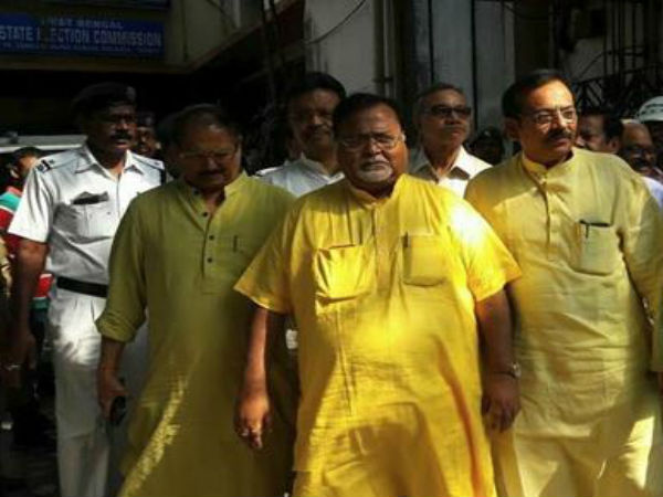 অস্ত্র হাতে ভয় দেখাচ্ছে বিরোধীরা! নির্বাচন কমিশনে আর যা বলল মমতার দল অস্ত্র হাতে ভয় দেখাচ্ছে বিরোধীরা! নির্বাচন কমিশনে আর যা বলল মমতার দল