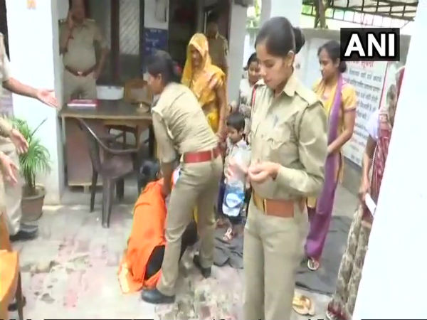 মুখ্যমন্ত্রীর বাসভবনের সামনে গায়ে আগুনের চেষ্টা ধর্ষিতার! চাঞ্চল্য মুখ্যমন্ত্রীর বাসভবনের সামনে গায়ে আগুনের চেষ্টা ধর্ষিতার! চাঞ্চল্য