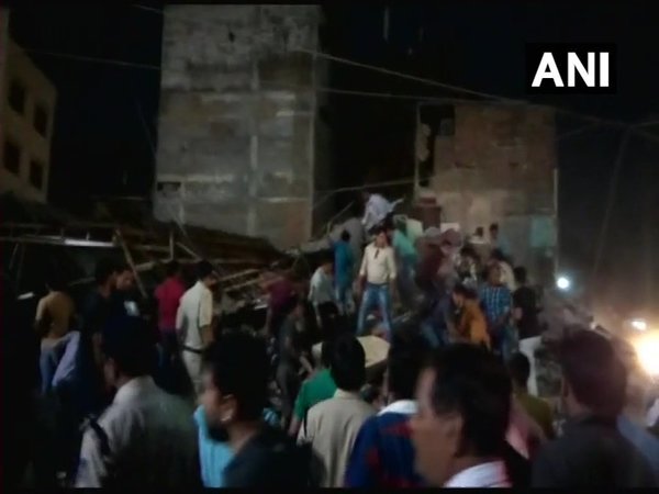 মোদীর দল শাসিত রাজ্যে হোটেল ভেঙে মৃত ১০, মৃতের সংখ্যা আরও বৃদ্ধির আশঙ্কা মোদীর দল শাসিত রাজ্যে হোটেল ভেঙে মৃত ১০, মৃতের সংখ্যা আরও বৃদ্ধির আশঙ্কা