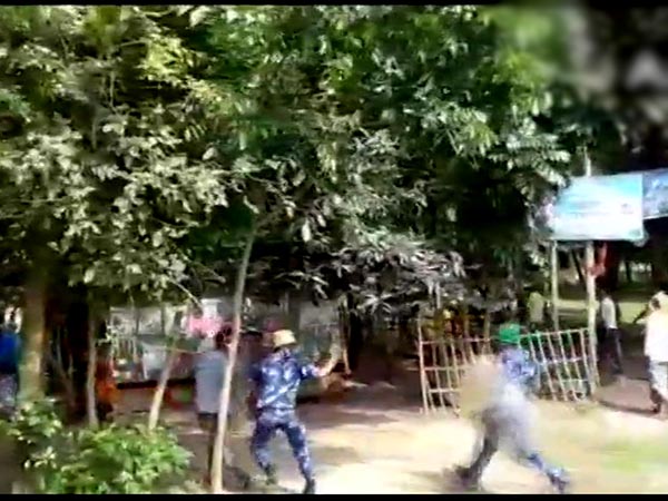 পুনর্নির্বাচনে অশান্তি ঘিরে উত্তর দিনাজপুরে র্যাফের ব্যাপক লাঠিচার্জ, দেখুন ভিডিও পুনর্নির্বাচনে অশান্তি ঘিরে উত্তর দিনাজপুরে র্যাফের ব্যাপক লাঠিচার্জ, দেখুন ভিডিও