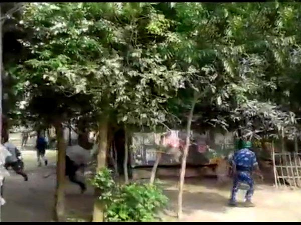 পুনর্নির্বাচনে অশান্তি ঘিরে উত্তর দিনাজপুরে র্যাফের ব্যাপক লাঠিচার্জ, দেখুন ভিডিও পুনর্নির্বাচনে অশান্তি ঘিরে উত্তর দিনাজপুরে র্যাফের ব্যাপক লাঠিচার্জ, দেখুন ভিডিও