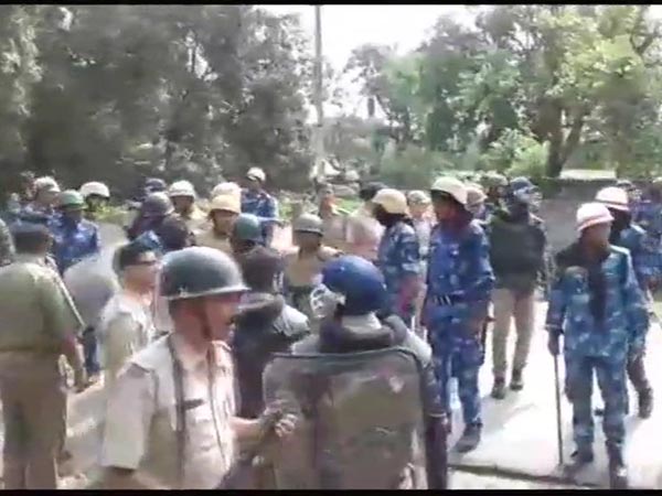 পুনর্নির্বাচনে অশান্তি ঘিরে উত্তর দিনাজপুরে র্যাফের ব্যাপক লাঠিচার্জ, দেখুন ভিডিও পুনর্নির্বাচনে অশান্তি ঘিরে উত্তর দিনাজপুরে র্যাফের ব্যাপক লাঠিচার্জ, দেখুন ভিডিও