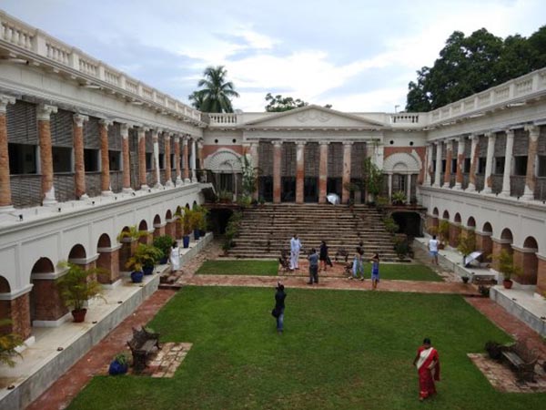 কতটা এলাকা জুড়ে এই রাজবাড়ি?