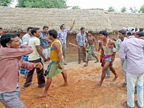 ভোটারদের চোখে ছিটিয়ে দেওয়া হল লঙ্কাগুঁড়ো! ভোট পণ্ড করার চেষ্টায় উত্তেজনা ভোটারদের চোখে ছিটিয়ে দেওয়া হল লঙ্কাগুঁড়ো! ভোট পণ্ড করার চেষ্টায় উত্তেজনা