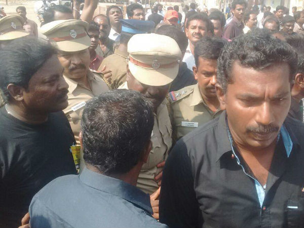 স্টারলাইট বিরোধী আন্দোলনের মিছিলে পুলিশের গুলিতে হত ১, শহর জুড়ে ছড়ালো দাঙ্গা স্টারলাইট বিরোধী আন্দোলনের মিছিলে পুলিশের গুলিতে হত ১, শহর জুড়ে ছড়ালো দাঙ্গা
