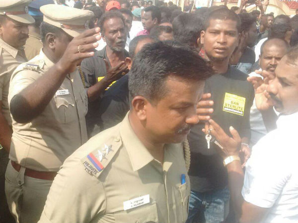 স্টারলাইট বিরোধী আন্দোলনের মিছিলে পুলিশের গুলিতে হত ১, শহর জুড়ে ছড়ালো দাঙ্গা স্টারলাইট বিরোধী আন্দোলনের মিছিলে পুলিশের গুলিতে হত ১, শহর জুড়ে ছড়ালো দাঙ্গা
