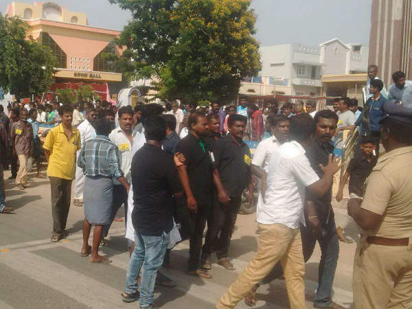 স্টারলাইট বিরোধী আন্দোলনের মিছিলে পুলিশের গুলিতে হত ১, শহর জুড়ে ছড়ালো দাঙ্গা স্টারলাইট বিরোধী আন্দোলনের মিছিলে পুলিশের গুলিতে হত ১, শহর জুড়ে ছড়ালো দাঙ্গা
