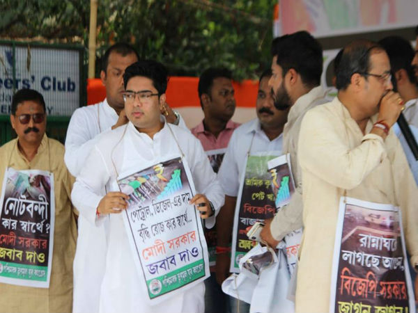 পেট্রোপণ্যের লাগাতার মূল্যবৃদ্ধি! অনশনে অভিষেক বন্দ্যোপাধ্যায় পেট্রোপণ্যের লাগাতার মূল্যবৃদ্ধি! অনশনে অভিষেক বন্দ্যোপাধ্যায়
