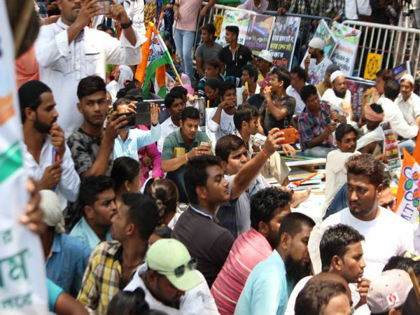 পেট্রোপণ্যের লাগাতার মূল্যবৃদ্ধি! অনশনে অভিষেক বন্দ্যোপাধ্যায় পেট্রোপণ্যের লাগাতার মূল্যবৃদ্ধি! অনশনে অভিষেক বন্দ্যোপাধ্যায়