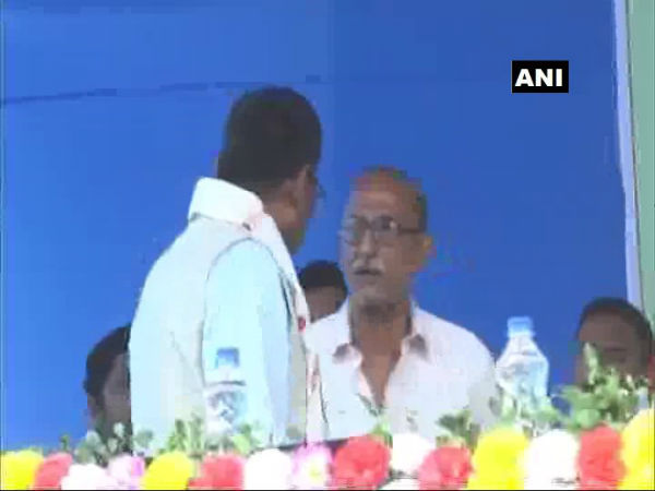 সমালোচনা শুনতে নারাজ মোদীর মন্ত্রী! সরকারি মঞ্চে অবসরপ্রাপ্ত শিক্ষককে অপমান সমালোচনা শুনতে নারাজ মোদীর মন্ত্রী! সরকারি মঞ্চে অবসরপ্রাপ্ত শিক্ষককে অপমান