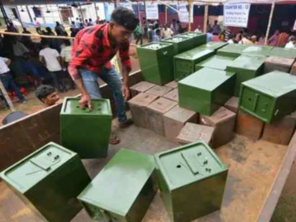 ব্যালট বক্স খুলতেই চক্ষু চড়ক গাছ!প্রদত্ত ভোটের তুলনায় অনেক বেশি ব্যালট ব্যালট বক্স খুলতেই চক্ষু চড়ক গাছ!প্রদত্ত ভোটের তুলনায় অনেক বেশি ব্যালট