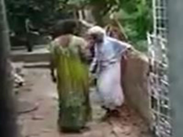 অনুমতি না নিয়ে ফুল তোলার অভিযোগ! শাশুড়ির ওপর নির্মম অত্যাচার, দেখুন ভিডিও অনুমতি না নিয়ে ফুল তোলার অভিযোগ! শাশুড়ির ওপর নির্মম অত্যাচার, দেখুন ভিডিও