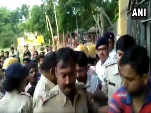 আরাবুলের বিরুদ্ধে লড়াই করা প্রার্থীকেই অপহরণ, রাস্তা অবরোধ, ভাঙড়ে অব্যাহত হিংসা আরাবুলের বিরুদ্ধে লড়াই করা প্রার্থীকেই অপহরণ, রাস্তা অবরোধ, ভাঙড়ে অব্যাহত হিংসা