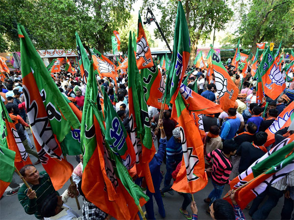 কর্ণাটকে কংগ্রেসকে ধূলিস্যাৎ করল বিজেপি কর্ণাটকে কংগ্রেসকে ধূলিস্যাৎ করল বিজেপি