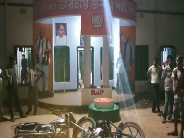 পড়ল বোমা, চলল গুলি! তৃণমূল-বিজেপি সংঘর্ষে রণক্ষেত্র ঝাড়গ্রাম পড়ল বোমা, চলল গুলি! তৃণমূল-বিজেপি সংঘর্ষে রণক্ষেত্র ঝাড়গ্রাম