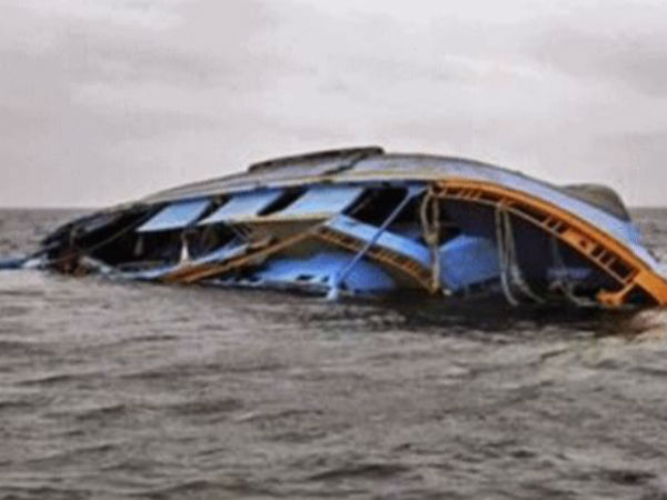 মমতার রাজ্যে মাঝ গঙ্গায় নৌকা ডুবিতে এক মহিলার মৃত্যু, প্রাণে বাঁচলেন বেশ কয়েকজন মমতার রাজ্যে মাঝ গঙ্গায় নৌকা ডুবিতে এক মহিলার মৃত্যু, প্রাণে বাঁচলেন বেশ কয়েকজন
