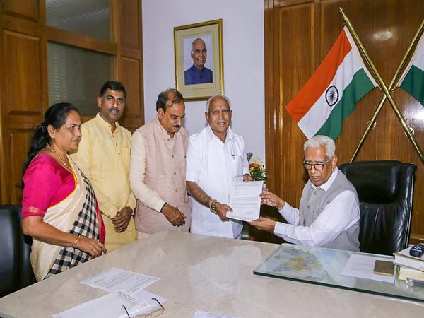 কর্ণাটকে বিজেপিকে সরকার গড়ার আহ্বান রাজ্যপালের কর্ণাটকে বিজেপিকে সরকার গড়ার আহ্বান রাজ্যপালের