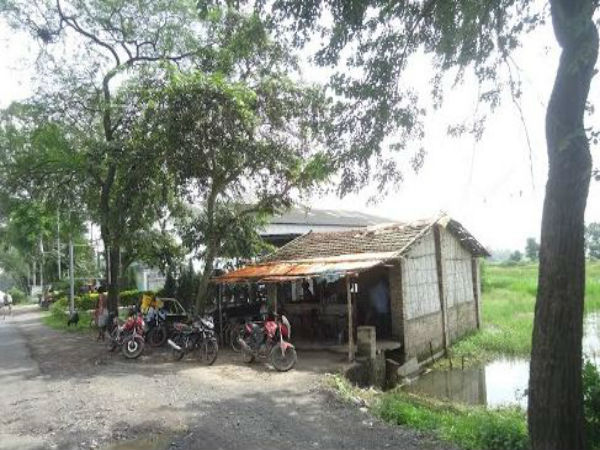 লরি থেকে দুর্গন্ধ! অসুস্থ হয়ে হাসপাতালে কমপক্ষে ৯ গ্রামবাসী লরি থেকে দুর্গন্ধ! অসুস্থ হয়ে হাসপাতালে কমপক্ষে ৯ গ্রামবাসী