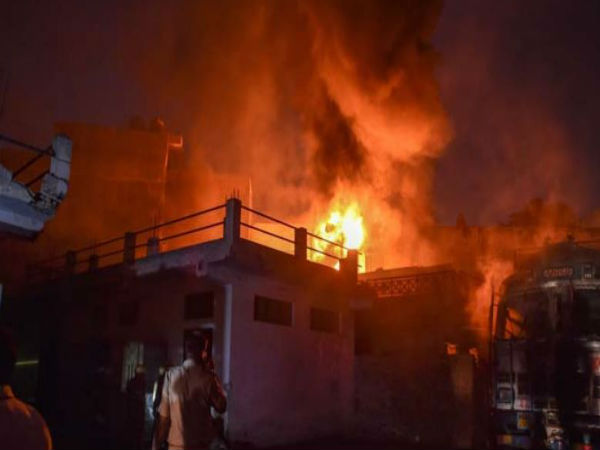রাজধানীতে ১৫ ঘণ্টা পরেও জ্বলছে আগুন! চাওয়া হল বায়ুসেনার সাহায্য রাজধানীতে ১৫ ঘণ্টা পরেও জ্বলছে আগুন! চাওয়া হল বায়ুসেনার সাহায্য