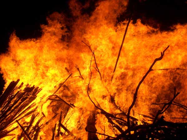 মল্লিকবাজারের বহুতলে ভয়াবহ আগুন, ঘটনাস্থলে দমকলের ছটি ইঞ্জিন মল্লিকবাজারের বহুতলে ভয়াবহ আগুন, ঘটনাস্থলে দমকলের ছটি ইঞ্জিন