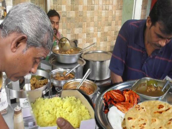 ভাগাড় মাংস কাণ্ডের জের! শহরের খাবারের স্টলে অভিযান পুরসভার ভাগাড় মাংস কাণ্ডের জের! শহরের খাবারের স্টলে অভিযান পুরসভার
